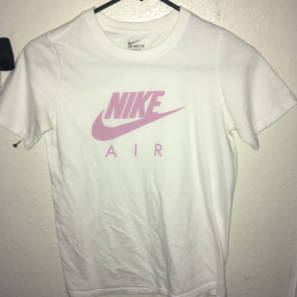 Nike tee juniors medium and fits small